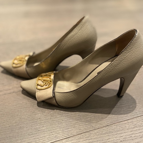 Louis Vuitton pointed toe greige heels - Picture 4 of 4